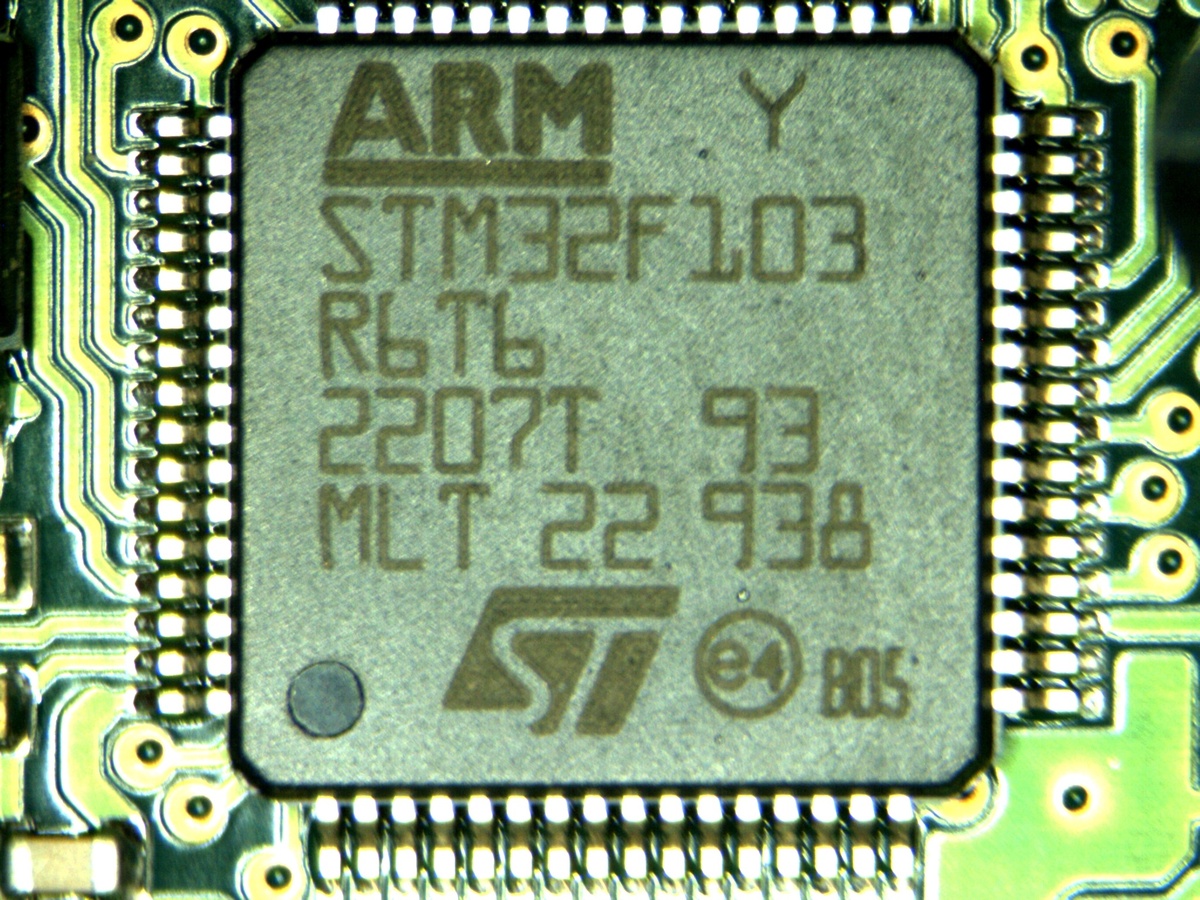 Чрезвычайно популярный микроконтроллер STM32 производства STMicroelectonics. Изображение: Golonlutoj, CC BY-SA 3.0, commons.wikimedia.org