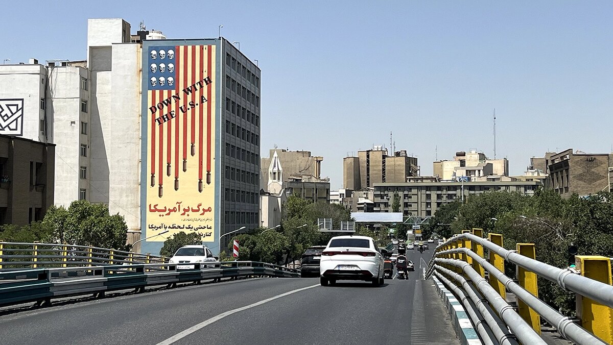   Abedin Taherkenareh / EPA / TASS- Мурал в Тегеране