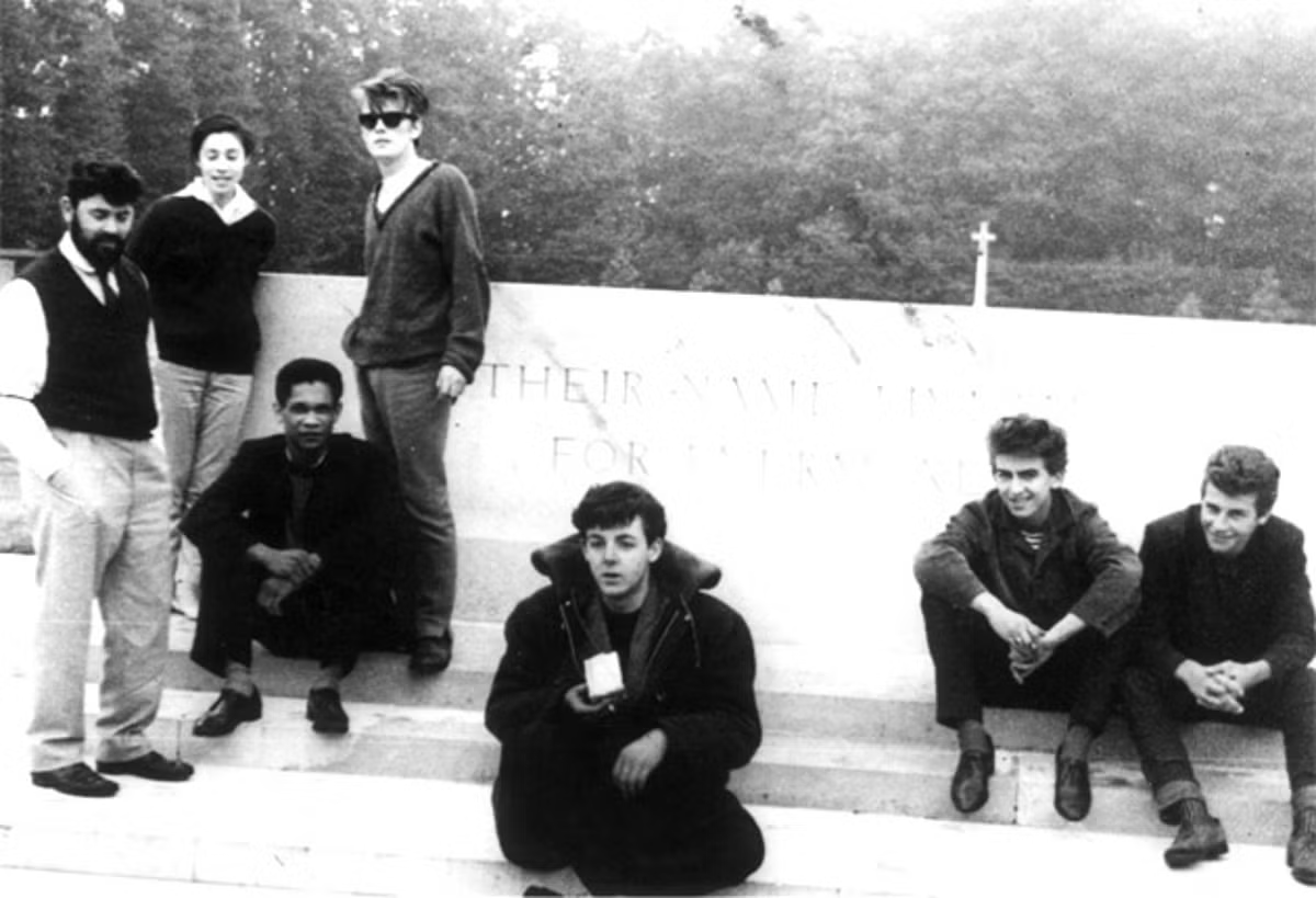 The Beatles, Аллан Уильямс и Лорд Вудбайн у мемориала Арнема в Германии, 1960 г.