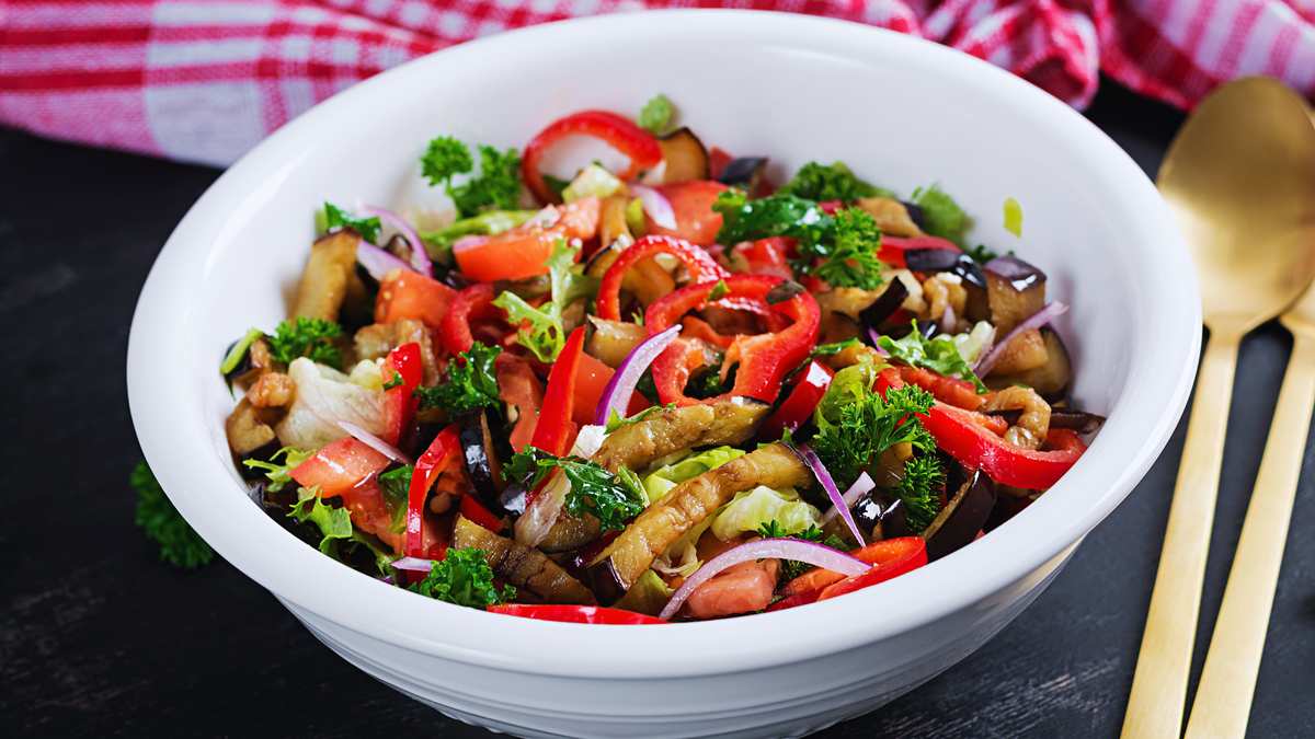 Баклажан. Баклажаны рецепты. Салат с баклажанами. Баклажаны и помидоры. Рецепты. Фото: @Timolina /Canva