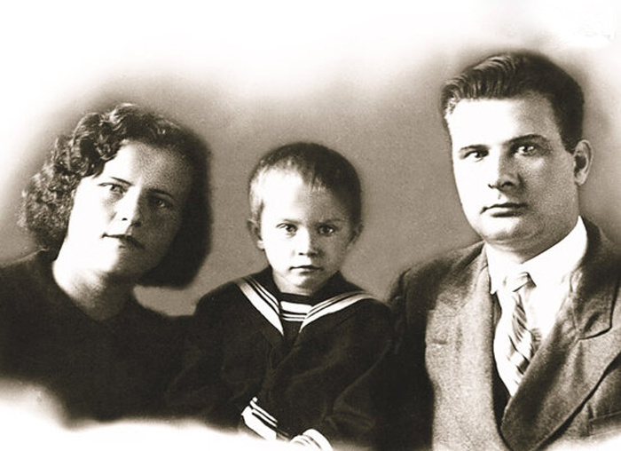 Валентина Талызина в детстве с родителями. / Фото: 7days.ru