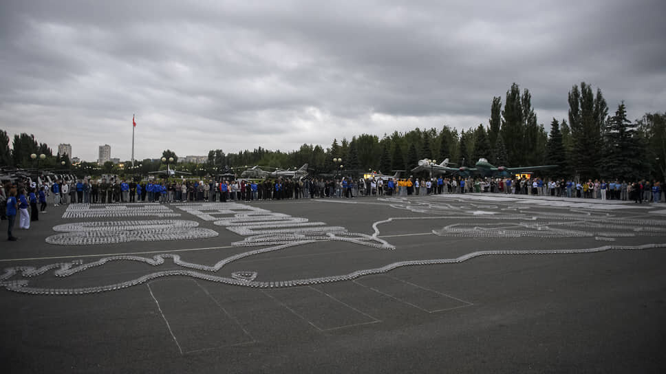 В Парке Победы в память о героях войны зажгли 40 тысяч свечей.📷Фото: Артемий Шуматов / Коммерсантъ