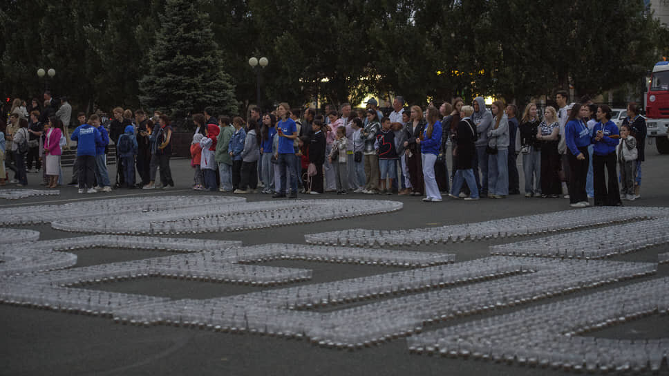 В Парке Победы в память о героях войны зажгли 40 тысяч свечей.📷Фото: Артемий Шуматов / Коммерсантъ