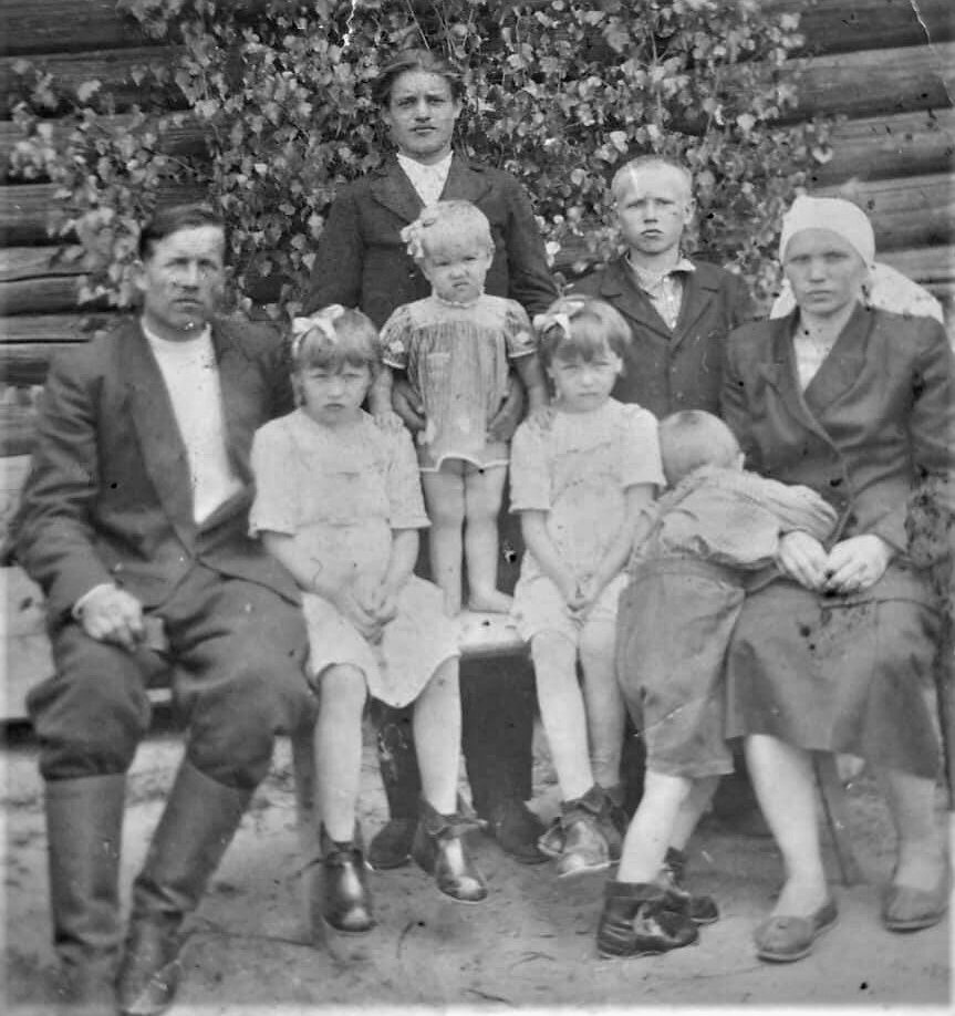 Дедушка Никандр после войны. Никандр, стоит Коля, рядом с ним Юра (мой папа), сидят Тоня, маленькая Зоя стоит на лавочке, Нина (тоня и Нина двойняшки), прячется Вася, бабушка Клава