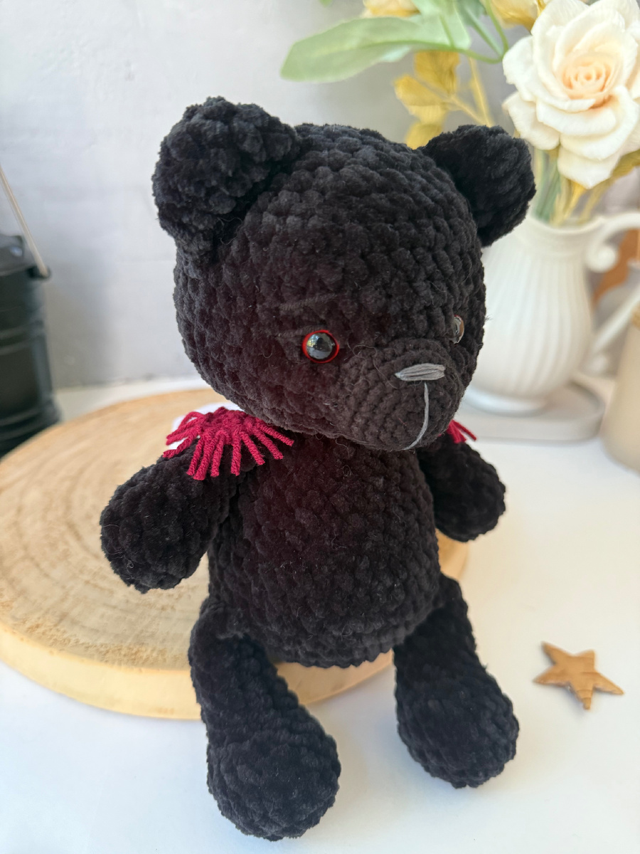 Красные глаза и бордовые погоны дополнили необходимый образ