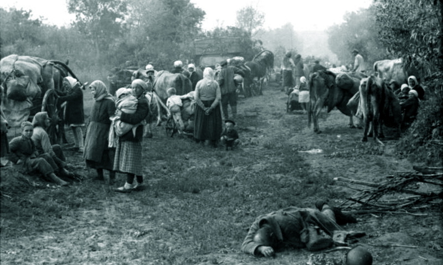 Хаос лета 1942 года. Колонна беженцев, остановленная у одной из переправ: что там, впереди?