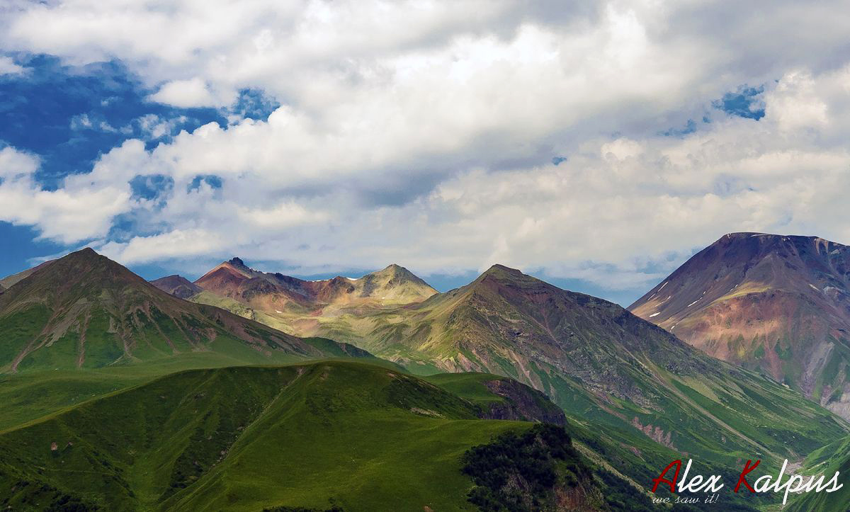 Грузия - страна, где древние храмы соседствуют с альпийскими лугами, а 