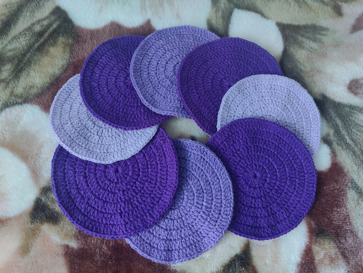 Связала восемь кружочков диаметром 17 см.