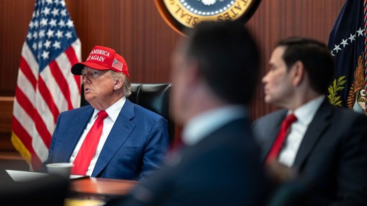    Президент США Дональд Трамп и его команда следят за ходом бомбардировок американскими военными ядерных объектов Ирана / Источник: © The White House