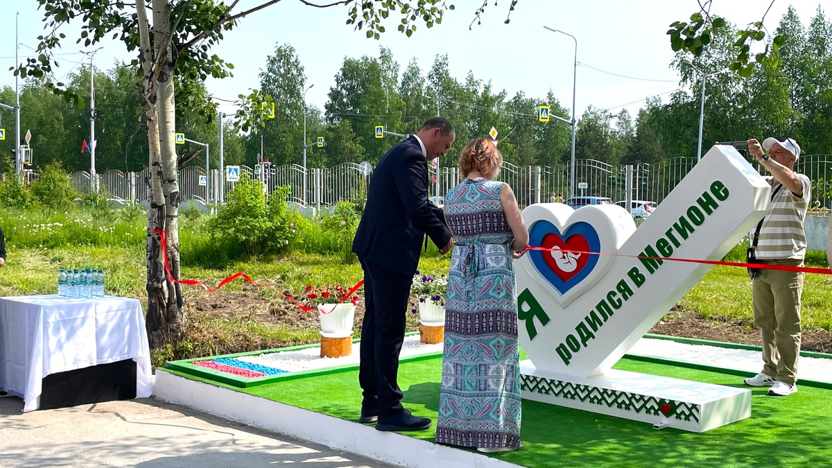    В роддоме Мегиона появилась фотозона для первых семейных снимков