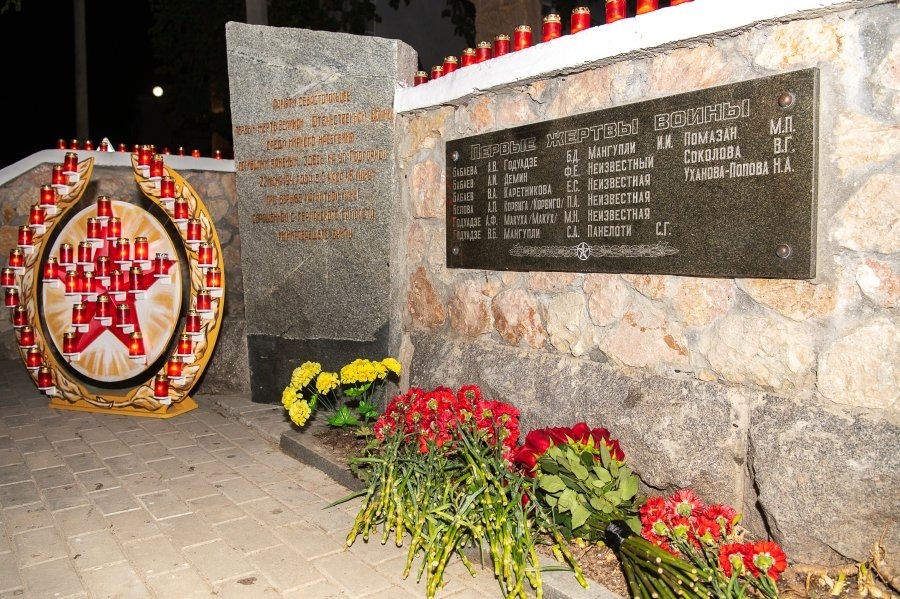 Памятный знак, на месте, где погибли первые жители Севастополя