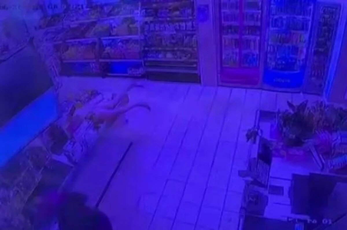    В Волгограде голый неадекват забежал в магазин и разгромил полки с товарами