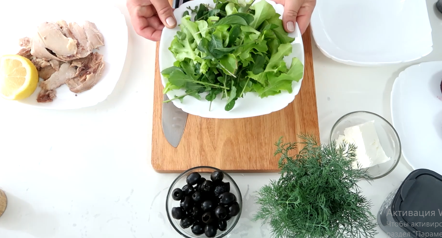 Хорошо промываем листья салата и рукколу