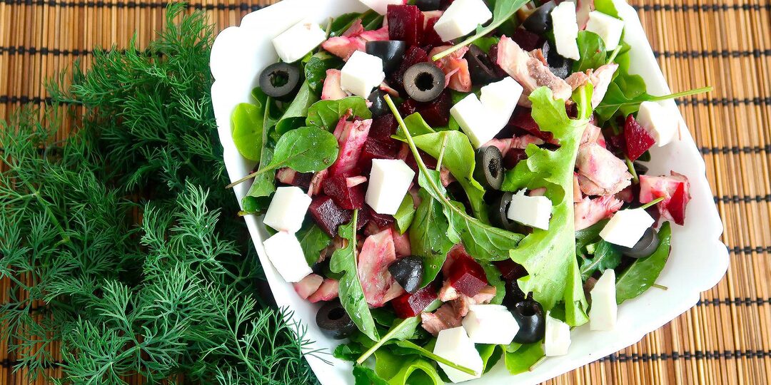Салат со свёклой, курицей и сыром фета