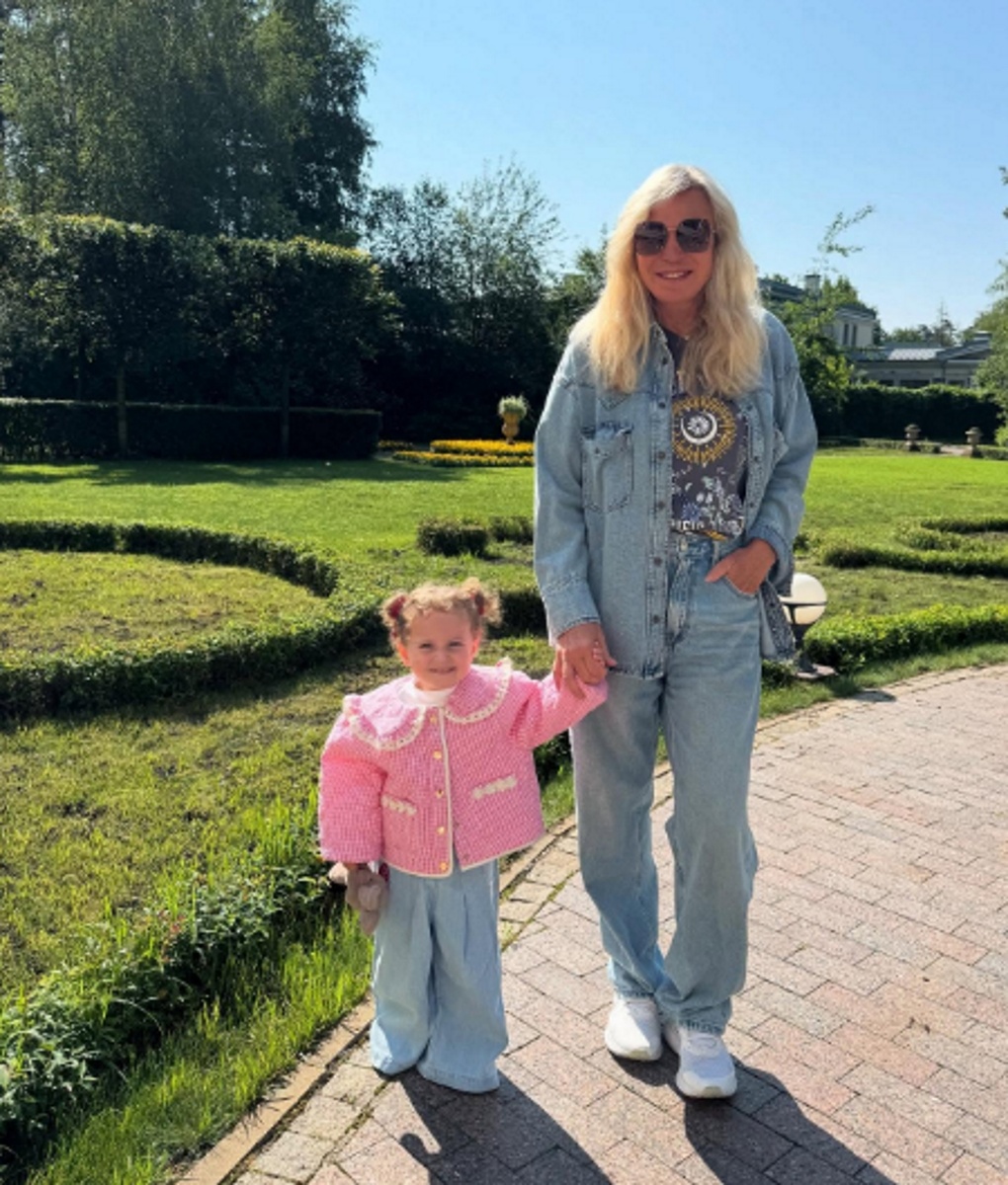 Марина Юдашкина с внучкой Агатой Ариеллой. Фото: соцсети