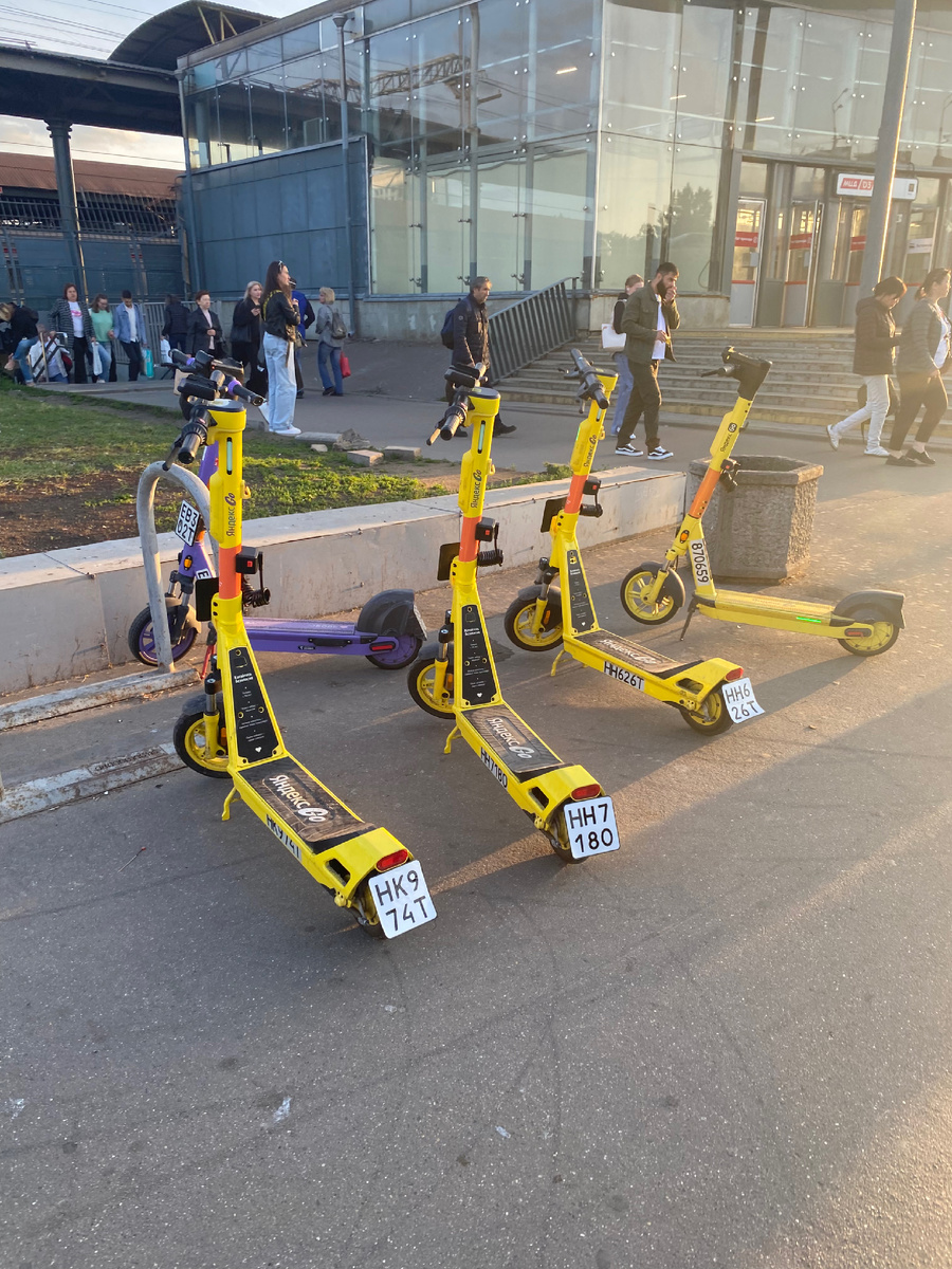 Припаркованные самокаты также раздражают, когда они припаркованы неаккуратно или вообще оставлены посреди тротуаров