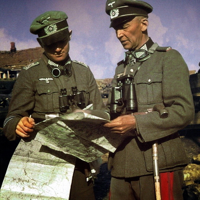 Командир моторизованной дивизии «Гроссдойчланд» генерал-майор Вальтер Хёрнляйн (справа), лето 1942 года