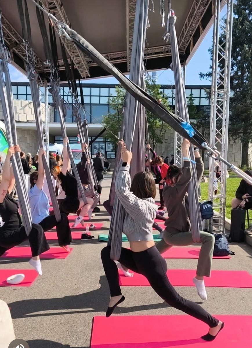 Йога в гамаках на ВДНХ