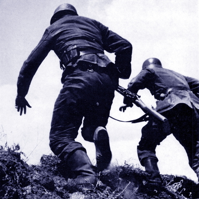 Гренадёры дивизии «Гроссдойчланд» поднимаются в атаку, лето 1942 года