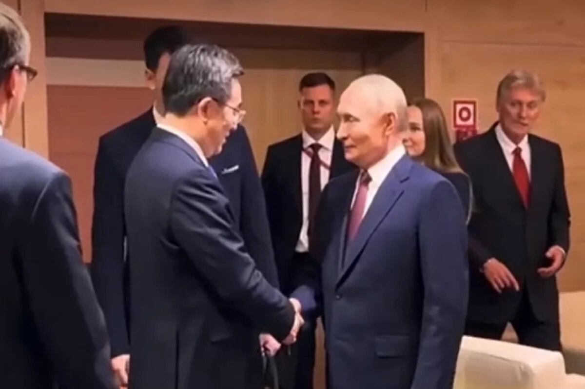    Появились новые кадры с Путиным из кулуаров ПМЭФ