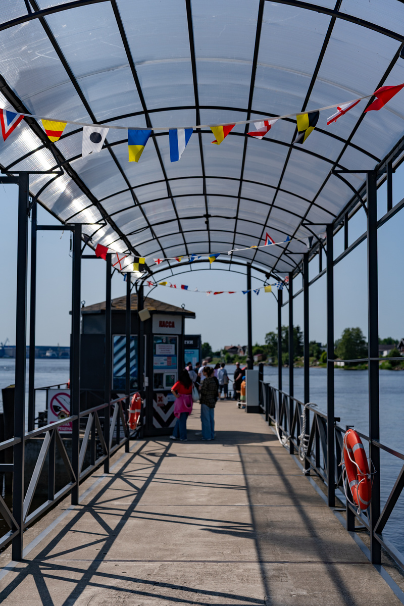 на причале у переправы в крепость