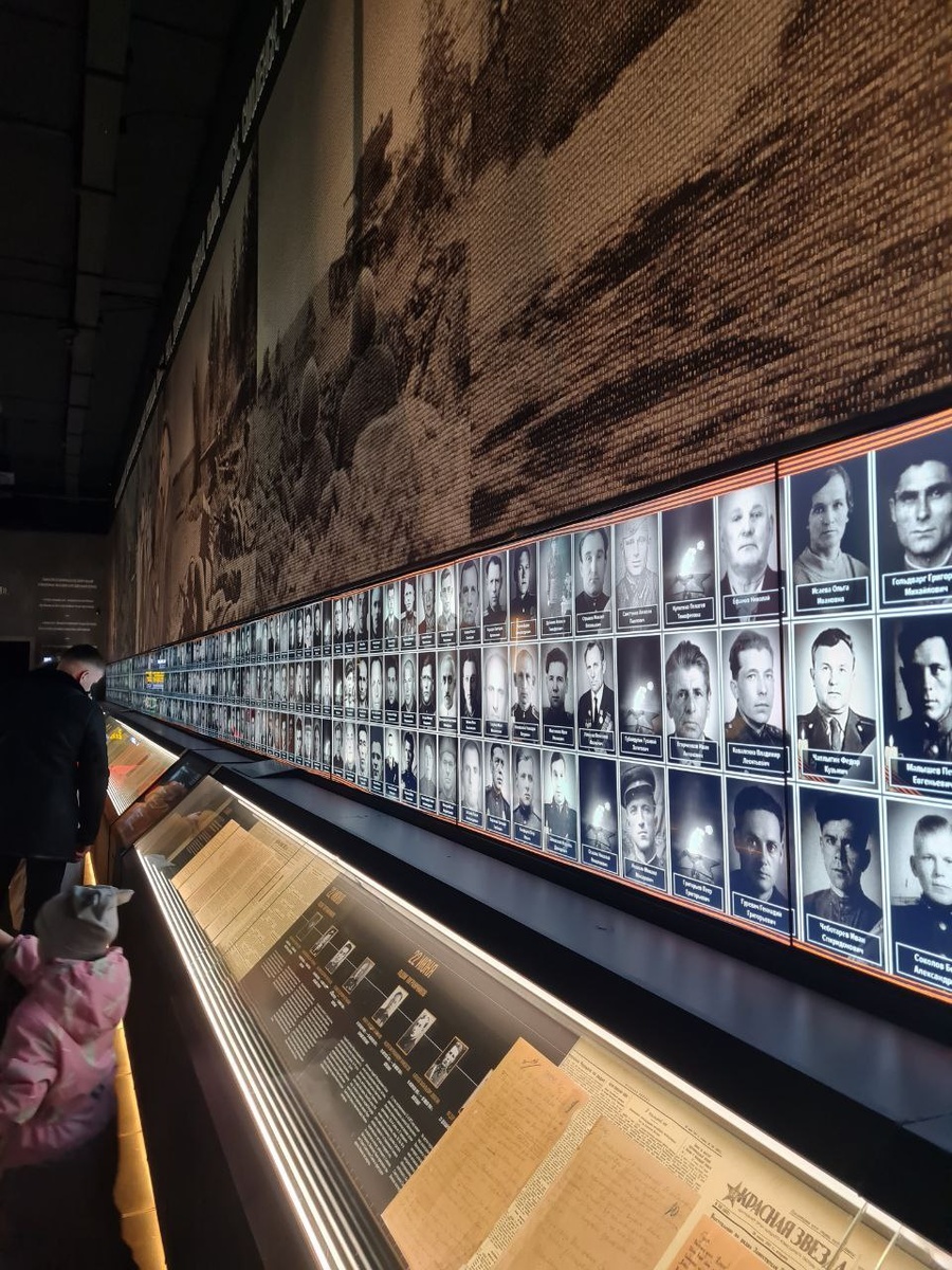 Нескончаемый поток фамилий на протяжении всего комплекса, у кого нет фотографии - горит огонь...