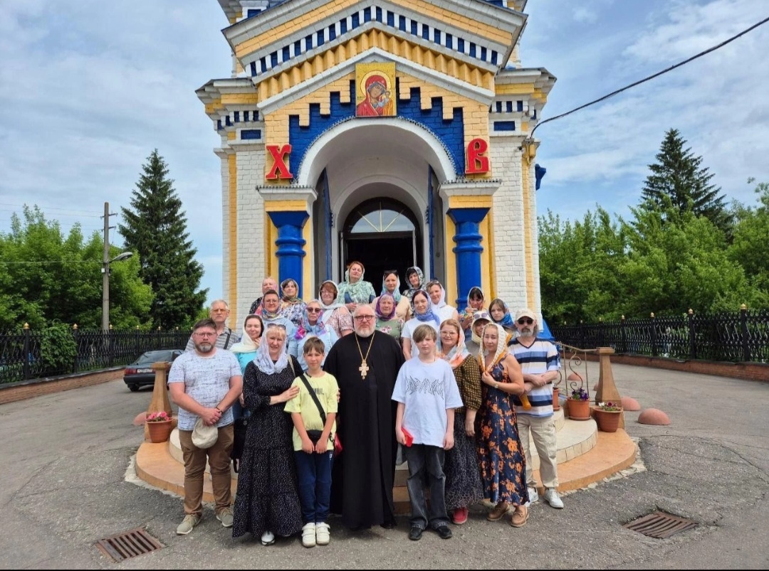 На входе висит иконка и защищает всех входящих в храм