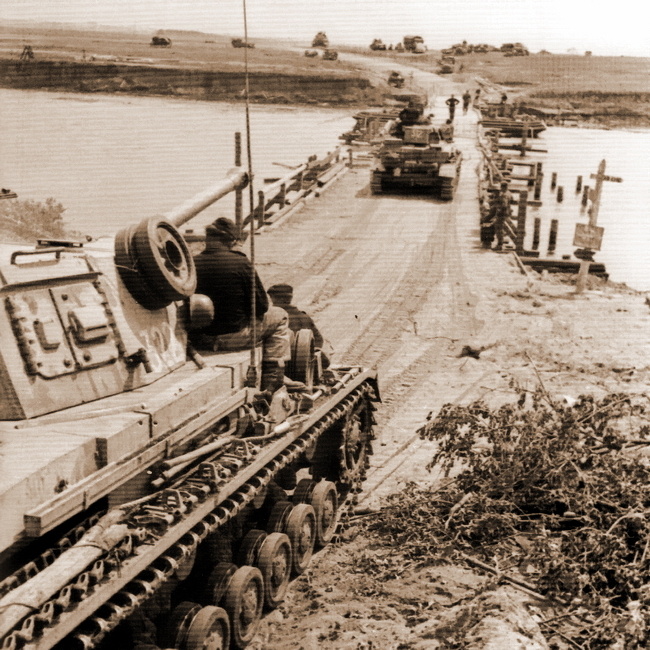 7 июля 1942 года. Танки 103-го танкового батальона 3-й моторизованной дивизии переправляются через Дон