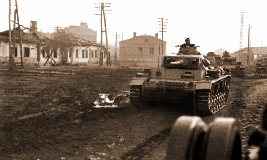 Танки 3-й моторизованной дивизии вермахта идут по воронежской улице