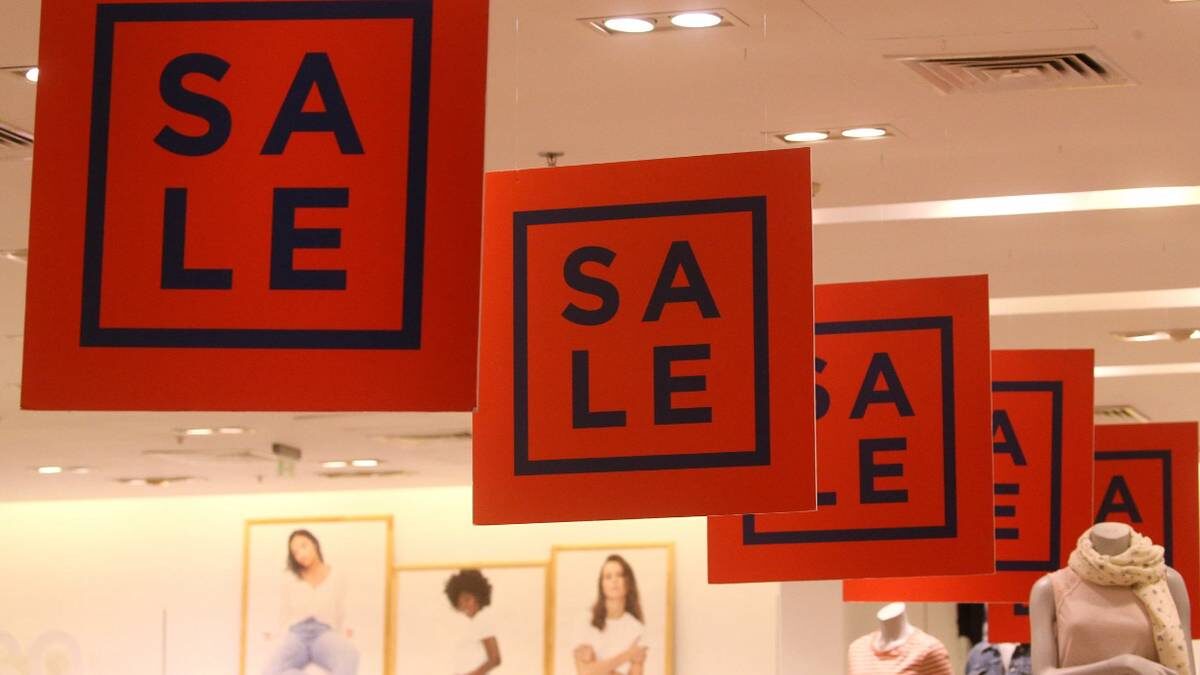    Объявление о распродаже на английском языке попадет под запрет в первую очередь / Фото: Гавриил Григоров / ТАСС