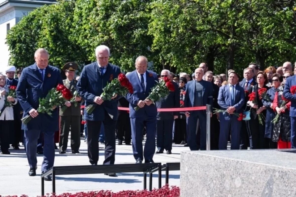    Глава Петербурга Александр Беглов возложил цветы на Пискаревском кладбище