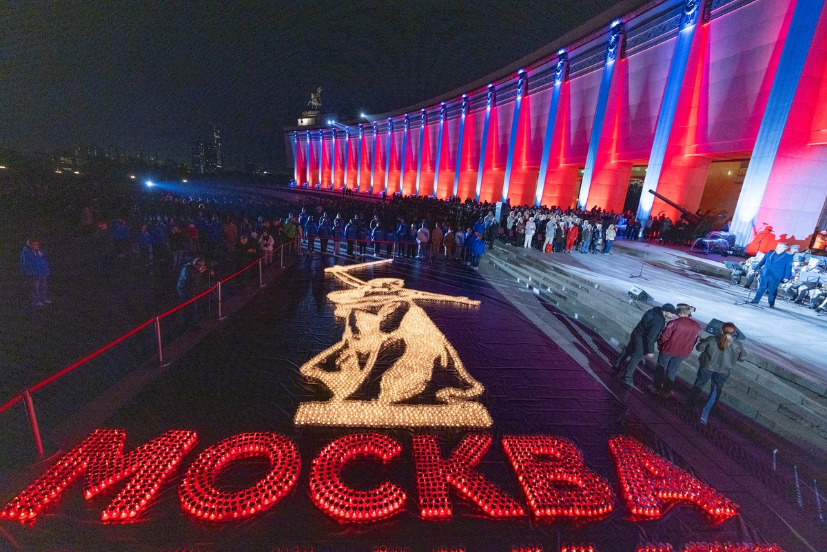    Более 5 тысяч участников присоединились к акции «Свеча памяти» у Музея Победы