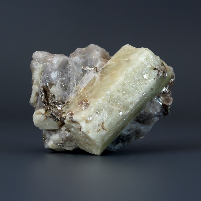 Кристалл берилла в породе. Асубулак, Восточный Казахстан