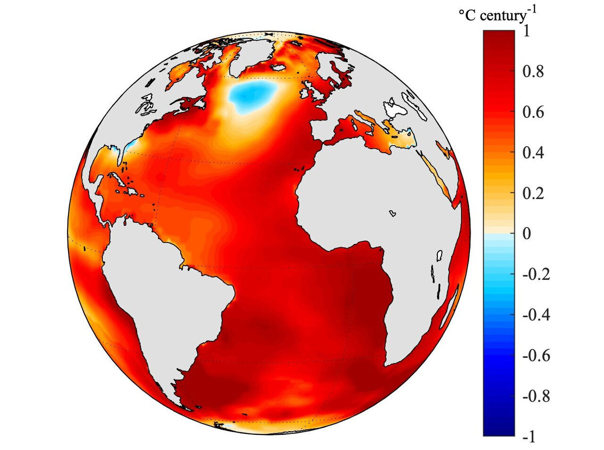     Фото: Kai-Yuan Li/UCR Тенденция изменения температуры поверхности Атлантического океана в период с 1900 по 2005 год (цветовая градация в °C) для среднего значения шести наборов данных наблюдений.