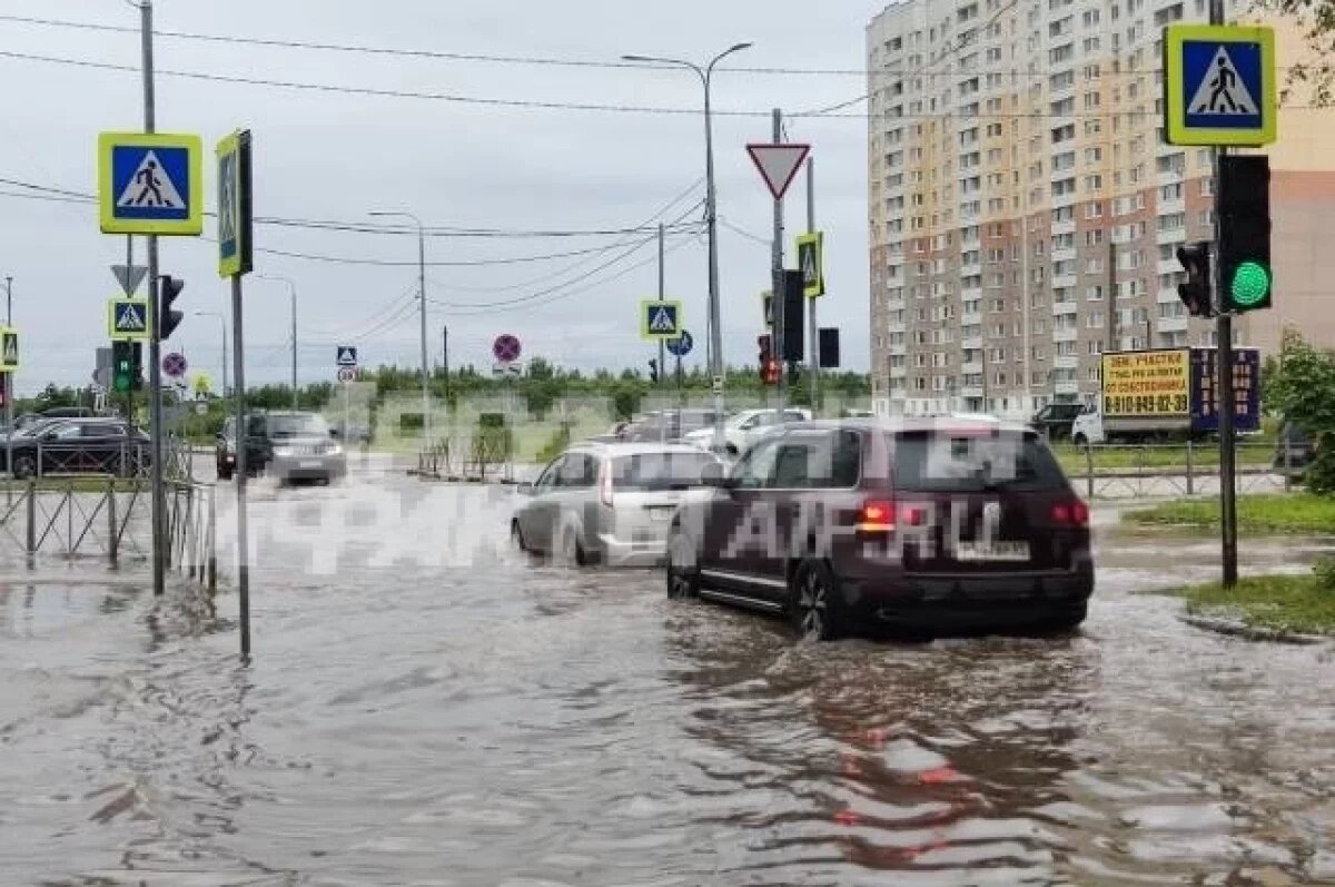    В Твери после мощных дождей затопило дороги двух микрорайонов