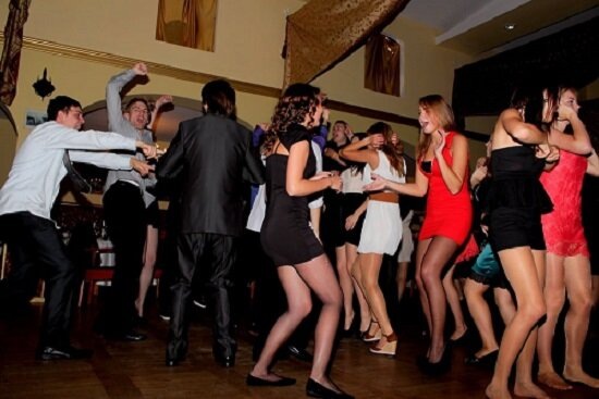 Стадия перехода от медленных к энергичным танцам. Фото из интернета.