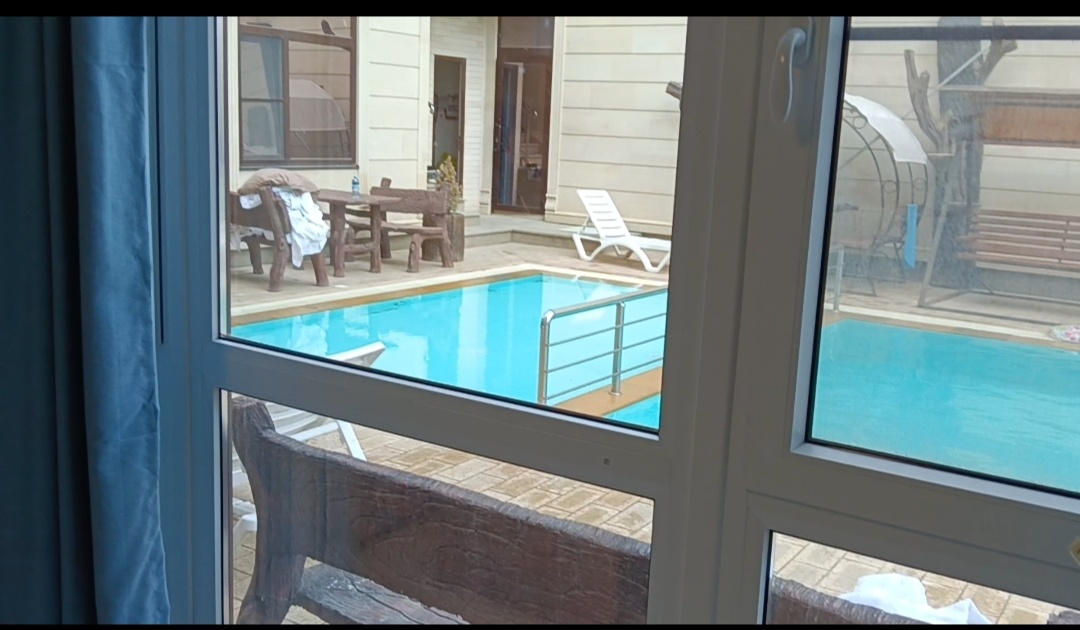 Вид из окна номера. Окно во всю стену, вроде как с улицы не видно, что делается в номере, но все равно чувствуешь себя не комфортно при открытых шторах, как - у всех на виду...