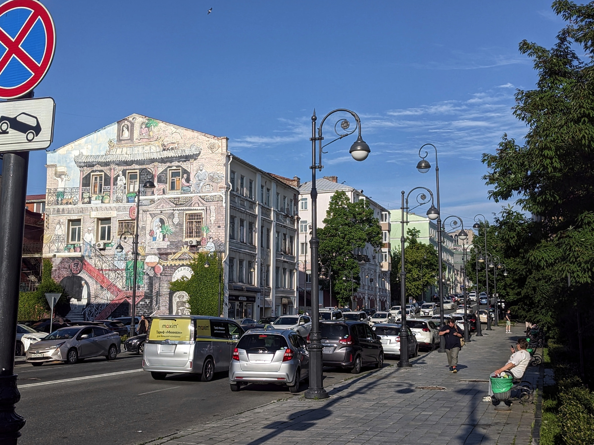 Улица Семёновская. Знаменитый квартал «Миллионка», которому посвящён мурал на стене дома. 