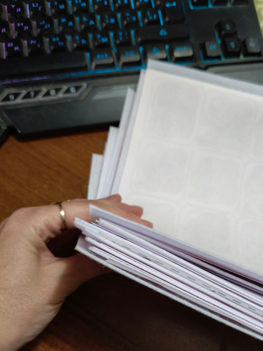 Это я делаю слоёный пирог. Слой фетра, слой бумаги с картинками. Таких надо 30 наборов сложить 