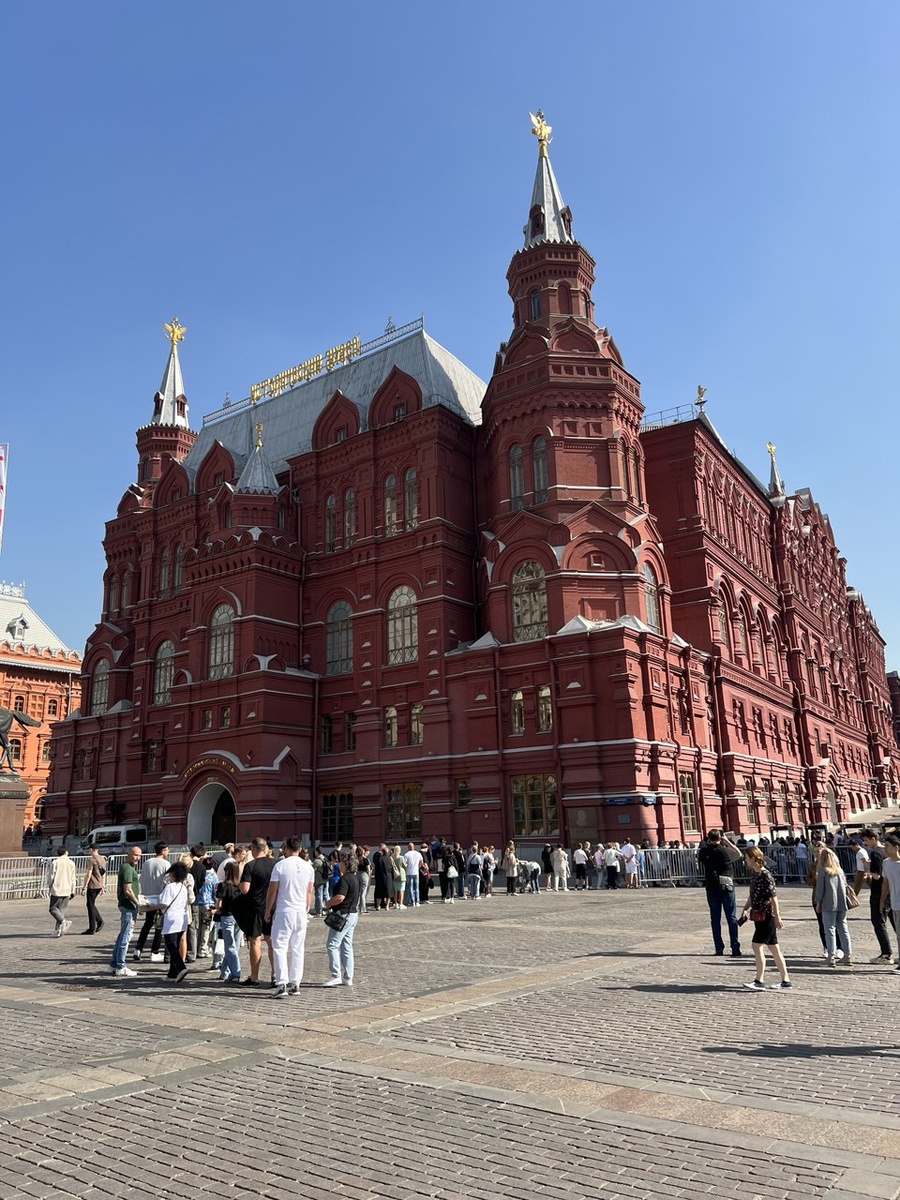 Здание из красного кирпича, построенное после потопа.