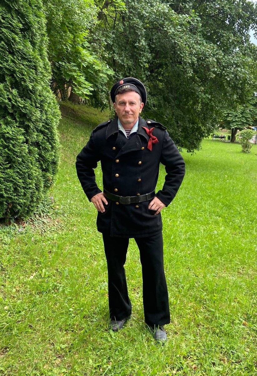 Военный в ремне и ботинках.