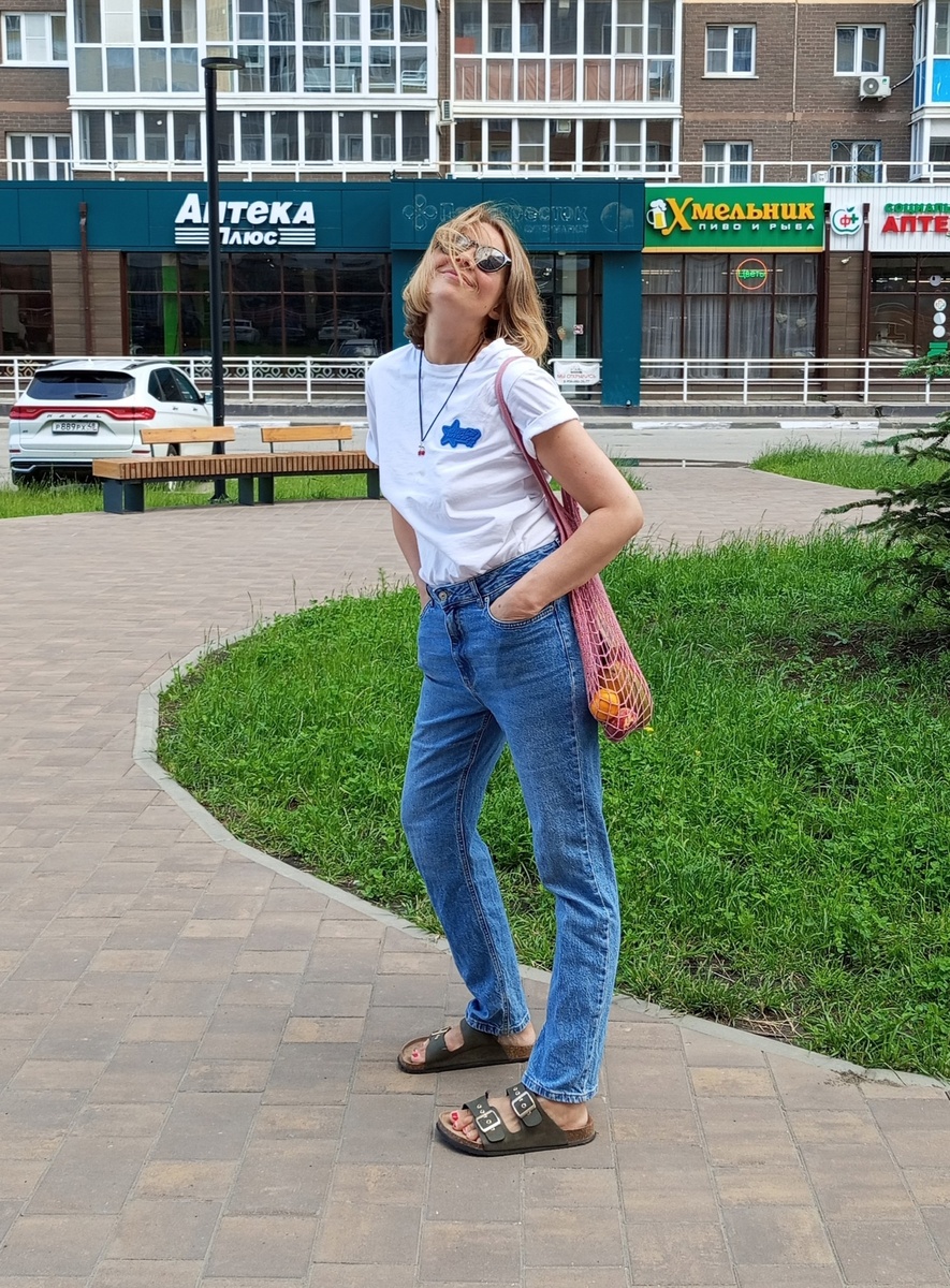 Белая футболка и синие джинсы - лук на все времена