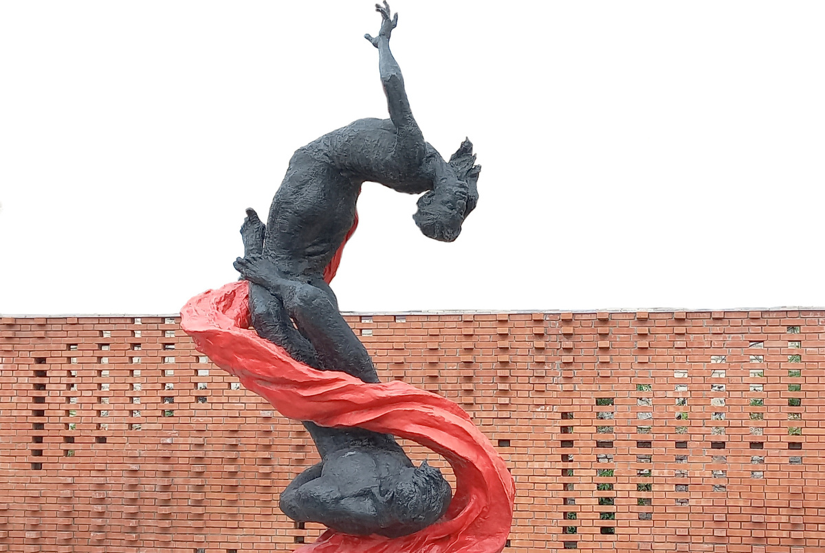 Скульптурная композиция в память о жертвах фашизма. Мемориал «Шурф шахты 4/4 бис» в Донецке. фото июнь 2025 года.