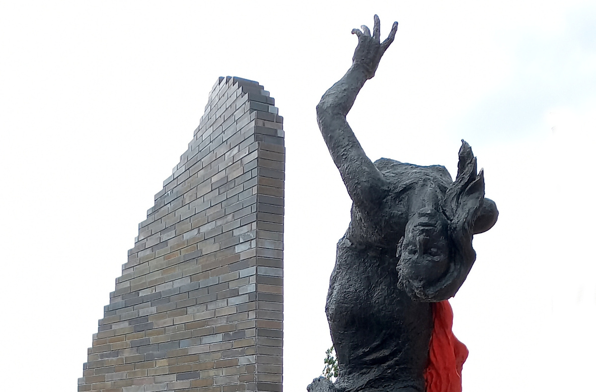 Скульптурная композиция в память о жертвах фашизма. Мемориал «Шурф шахты 4/4 бис» в Донецке. фото июнь 2025 года.