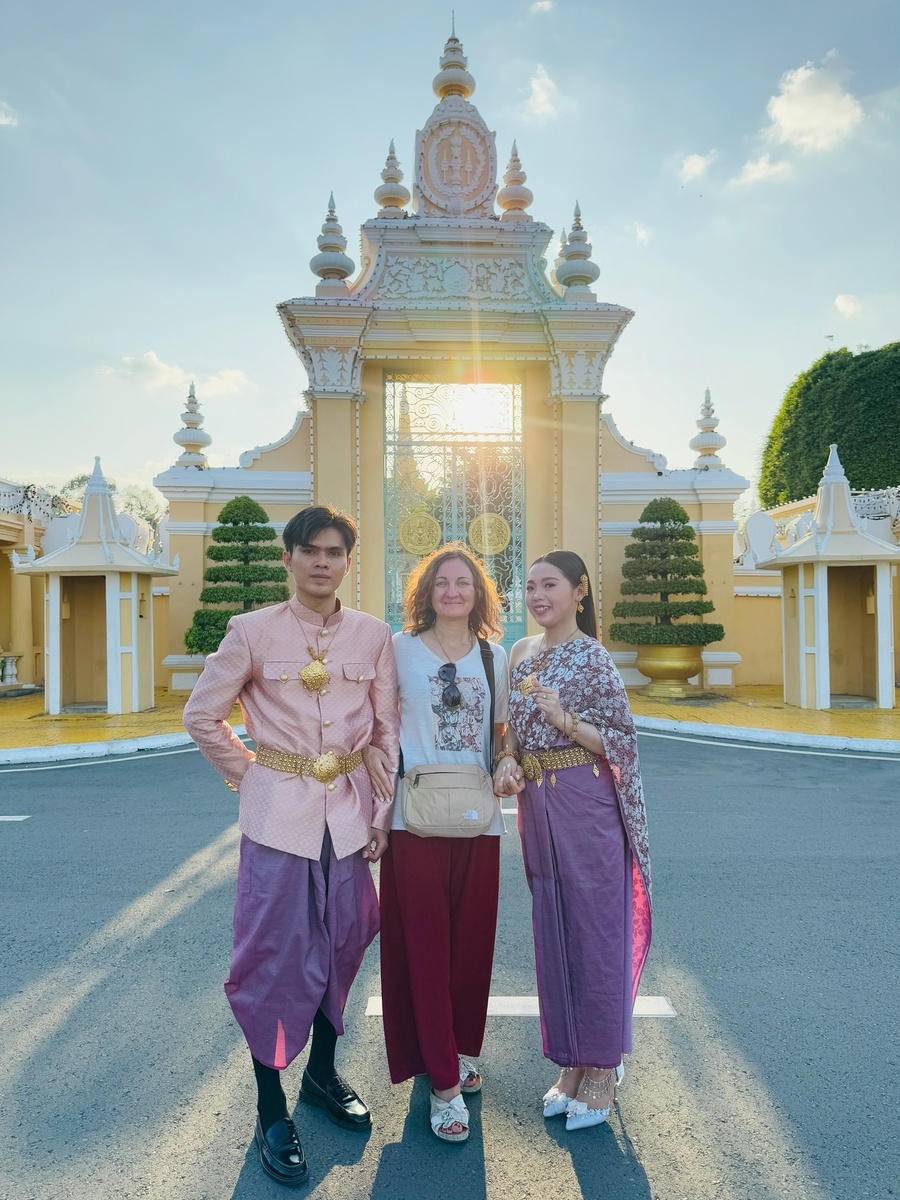 С молодожёнами у Королевского дврца в Камбодже
