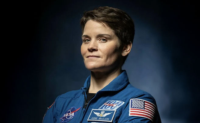 Полковник Энн Макклейн, в настоящее время находящаяся на борту МКС