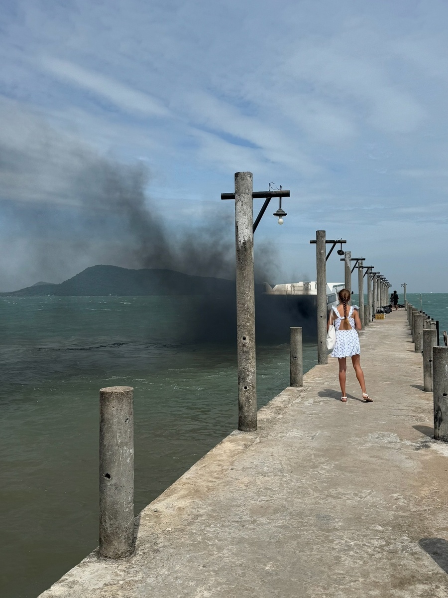 В чёрном облаке прибыл корабль вывозить людей с острова