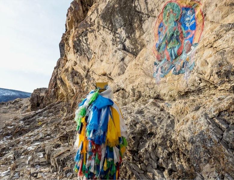 Лик Богини Зеленой Тары изображен на скале в горах Бурятии