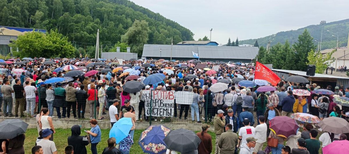 Акция протеста населения в Горно-Алтайске против реформы местного самоуправления. 