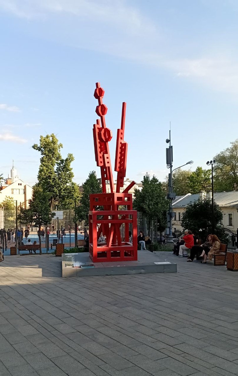 Не только в "Музеоне" можно увидеть странные композиции, но и в других местах